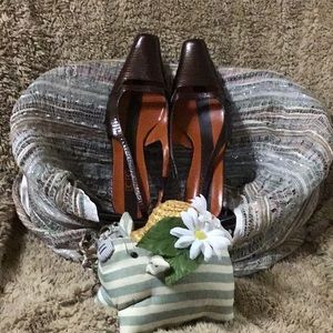 🆕 BCBG Maxmaria Patent Leather Sling Back Stilleto Heel Sandals Low Heels Brown